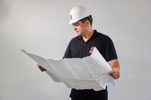 Profissional ARPI Construtora analisando projetos